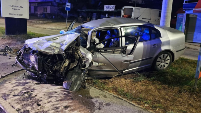 STRAVIČNA NEZGODA U TUZLI Vozač teško povrijeđen, vatrogasci morali rezati auto da ga izvuku