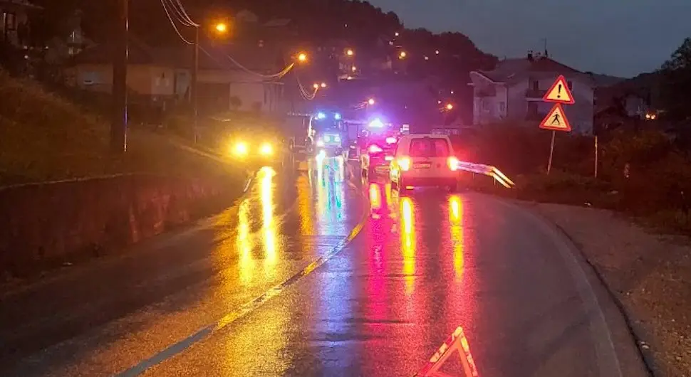 DVA VATROGASNA VOZILA NA TERENU Detalji stravične saobraćajke kod Banjaluke: Sudarila se tri automobila, 4 osobe povrijeđene