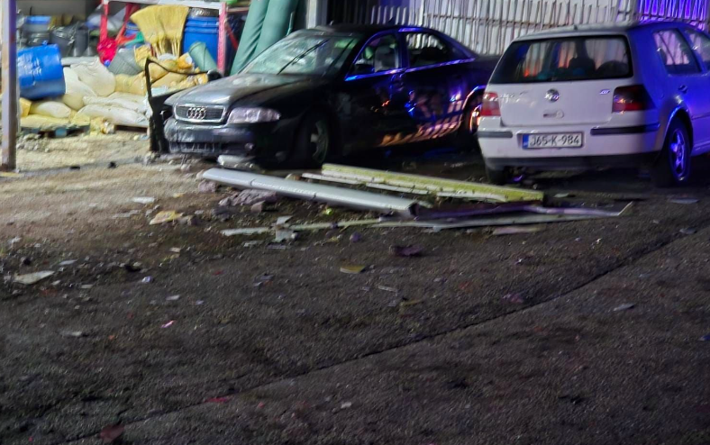 SAOBRAĆAJKA KOD RIBNIKA Sudarila se dva automobila, jedno vozilo završilo u izlogu marketa