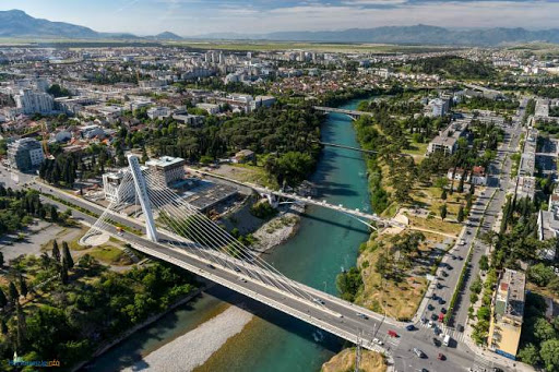 TRAGEDIJA IZBJEGNUTA ZA DLAKU Vatrogasci spasili ženu koja se bacila sa mosta u rijeku
