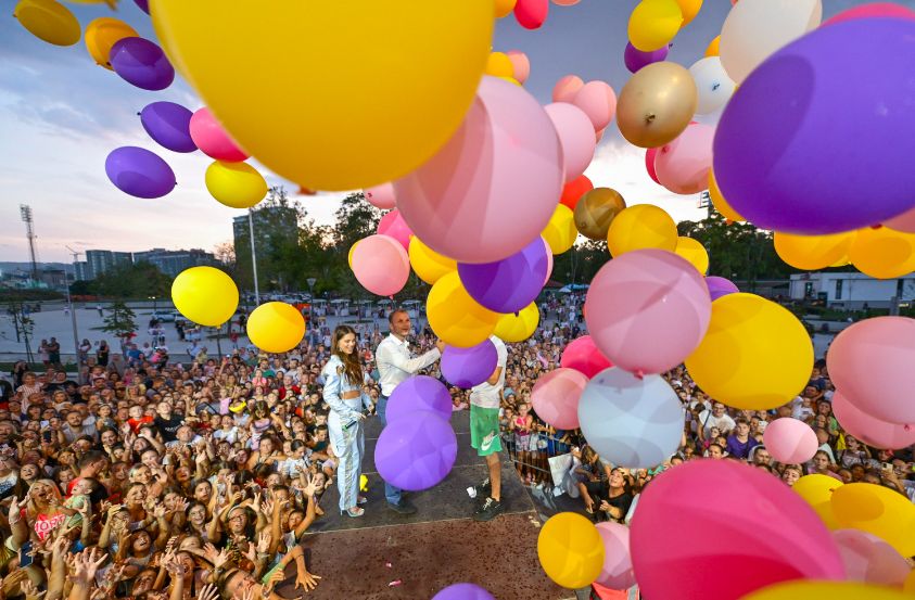 (FOTO) UZ POKLONE I MUZIKU Banjalučki školarci proslavili povratak u školske klupe