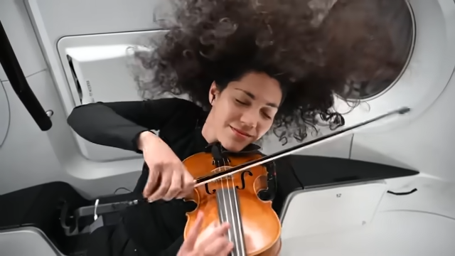 (VIDEO) UŠLA U ISTORIJU Inžinjerka i astronautkinja Sara je prva osoba koja je svirala violinu u svemiru