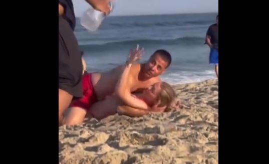 (VIDEO) "NAĐITE SOBU!" Par vodio ljubav na plaži pred djecom, kad su prisutni odreagovali umalo izbila opšta tuča