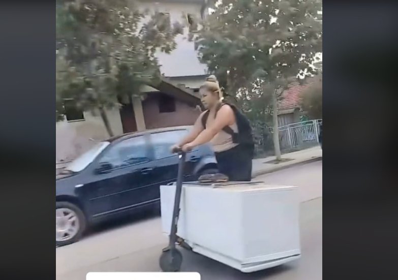(VIDEO) SNIMAK KOJI JE ZAPALIO DRUŠTVENE MREŽE Žena iz Srbije prevozi ogroman frižider na električnom trotinetu