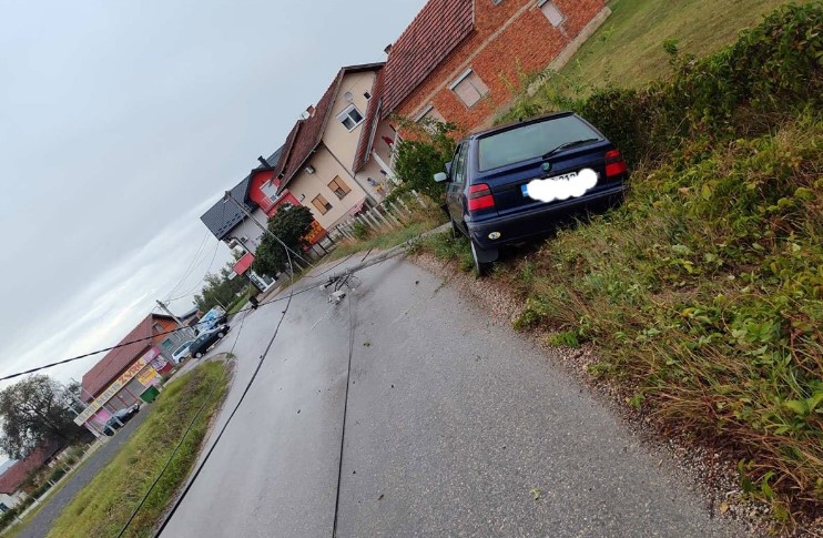 SAOBRAĆAJKA U PRIJEDORU Izgubila kontrolu nad vozilom, pa škodom udarila u stub