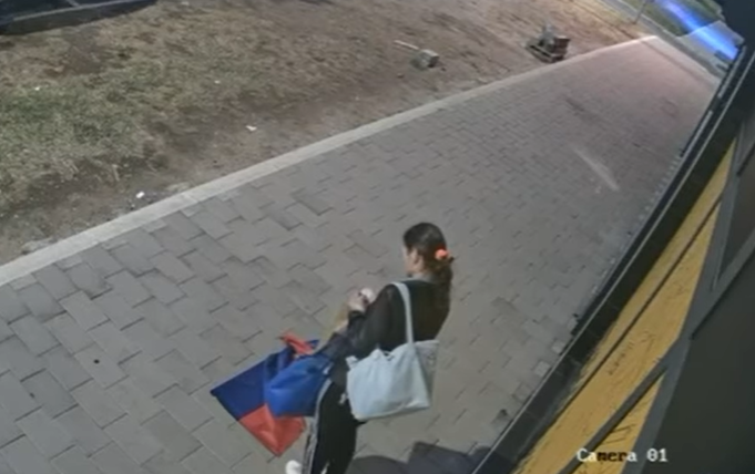 (FOTO/VIDEO) JEZIV SNIMAK IZ NOVOG SADA Žena skinula srpsku zastavu, bacila na pod i zapalila