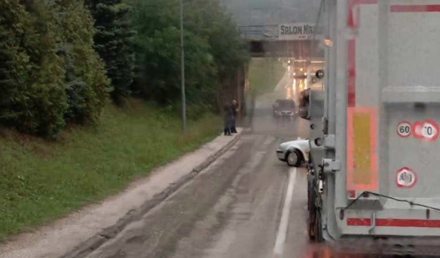 KOLAPS U ŽEPČU Nevrijeme napravilo probleme: Vozač se zaglavio, automobil stao ispod poplavljenog podvožnjaka
