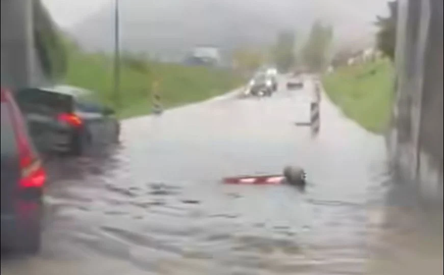 NEVRIJEME NAPRAVILO HAOS U BiH Poplavljeni podvožnjak otežava saobraćaj