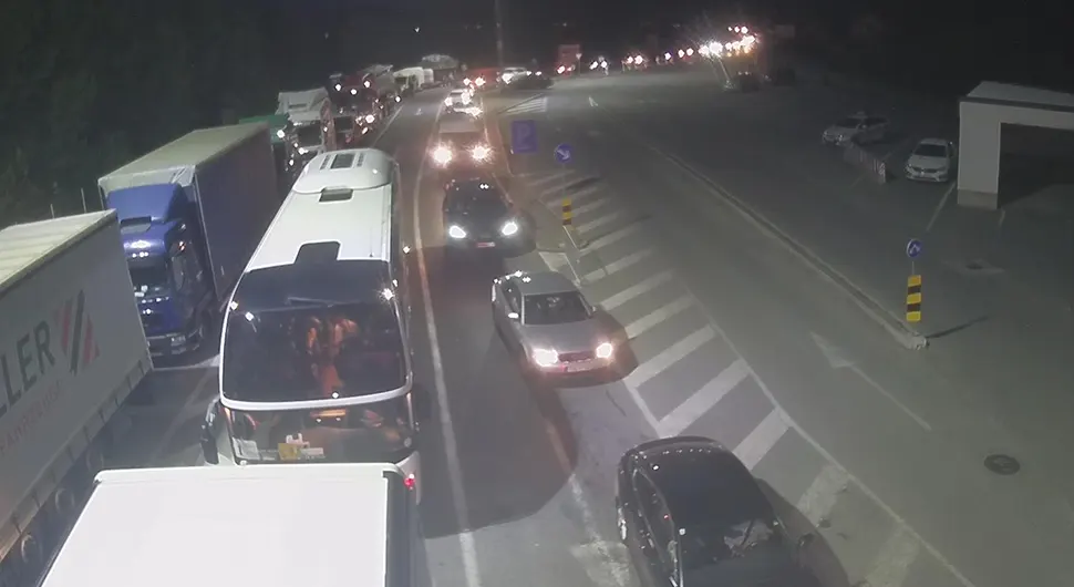 VOZAČI SE MOLE ZA STRPLJENJE Pojačan saobraćaj na više graničnih prelaza