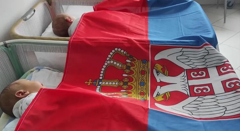 ''SRPSKA SOLIDARNOST'' Svim bebama rođenim 15. septembra na poklon zastava Srbije