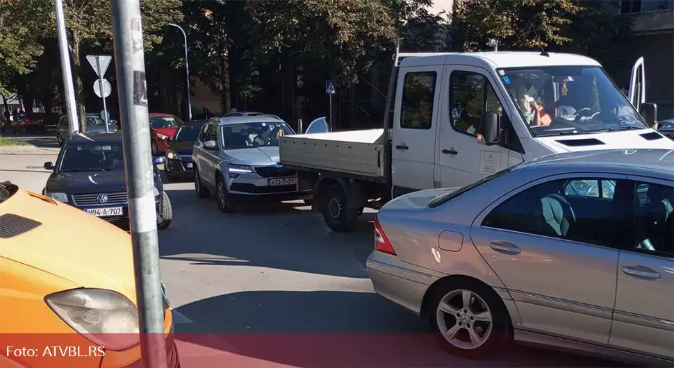 NESREĆA U BANJALUCI Sudarili se auto i kamion u kružnom toku, saobraćaj usporen