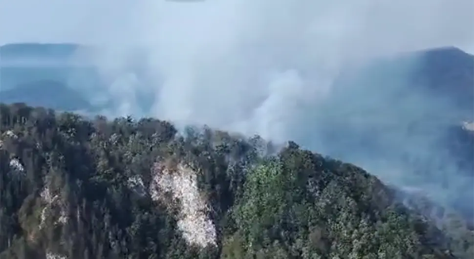 (VIDEO) GASI GA HELIKOPTER Požar u okolini Srebrenice aktivan i jutros