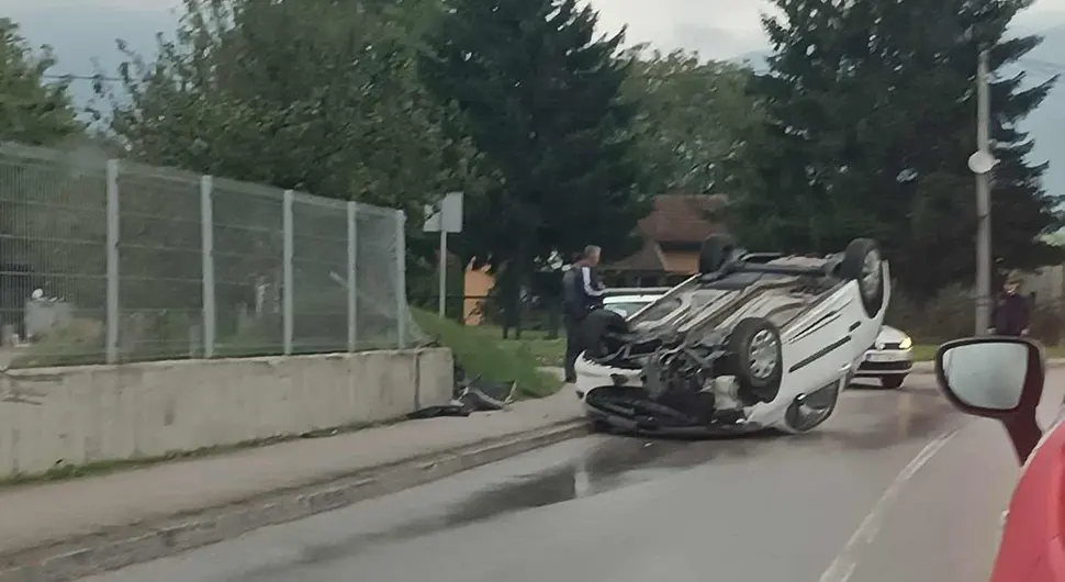 SAOBRAĆAJKA U SARAJEVU Automobil završio na krovu, ima povrijeđenih