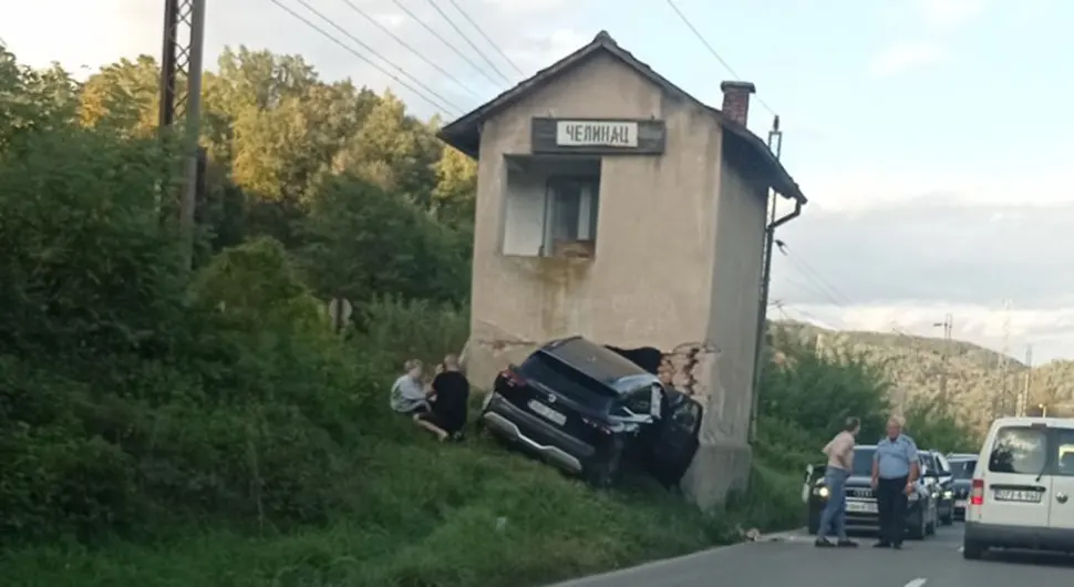 STRAVIČNA SAOBRAĆAJKA KOD ČELINCA Auto se zabilo u objekat ŽRS, policija na licu mjesta
