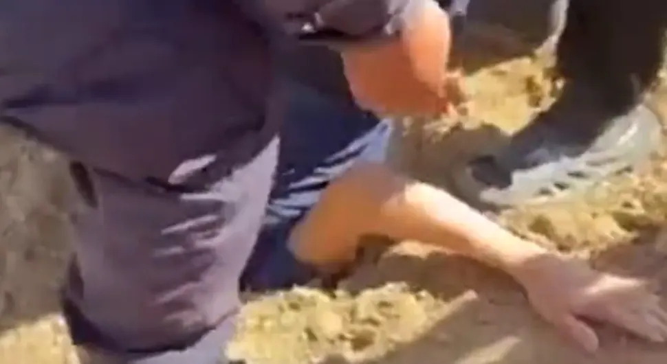 (VIDEO) HEROJSKI ČIN Policajci spasili djevojčicu sigurne smrti