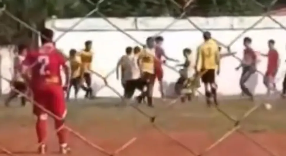 (UZNEMIRUJUĆI VIDEO) Dječak (15) preminuo tokom tuče igrača na utakmici