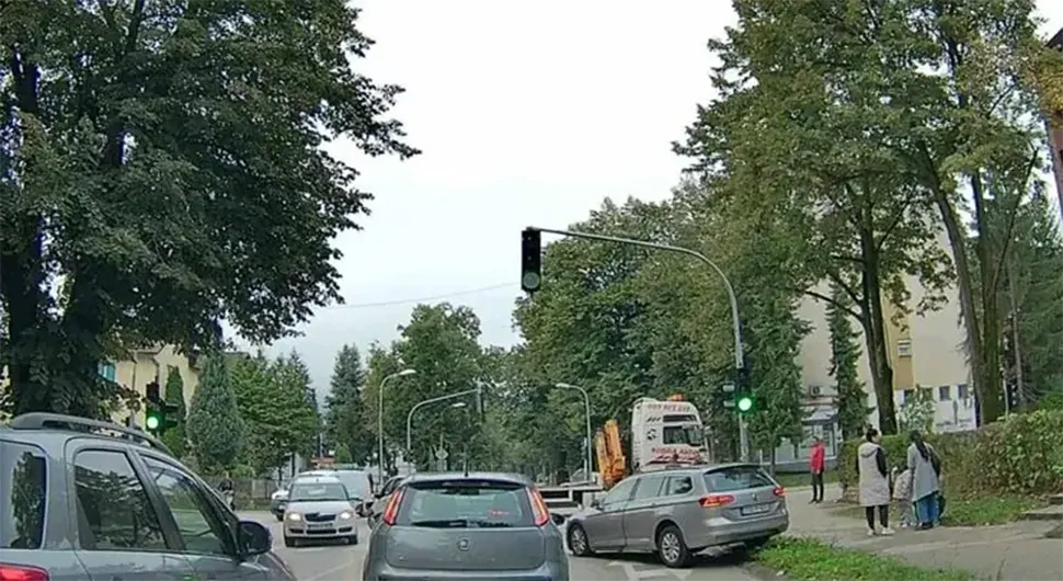 SAOBRAĆAJ OTEŽAN Novi udes u Banjaluci, učestvovalo nekoliko automobila