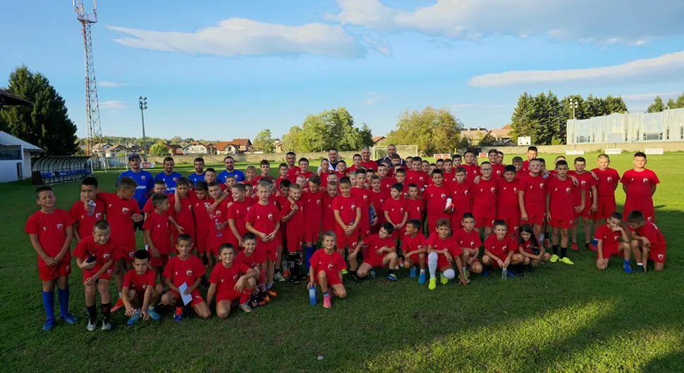 "OPEN DEJ" Otvoren omladinski kamp FK Crvena zvezda u Kozarskoj Dubici