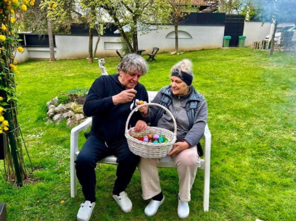 (FOTO) SELO GORI, A RADOŠ SE ČEŠLJA Pogledajte u kakvom raju živi glumac: Imanje opasano zidinama