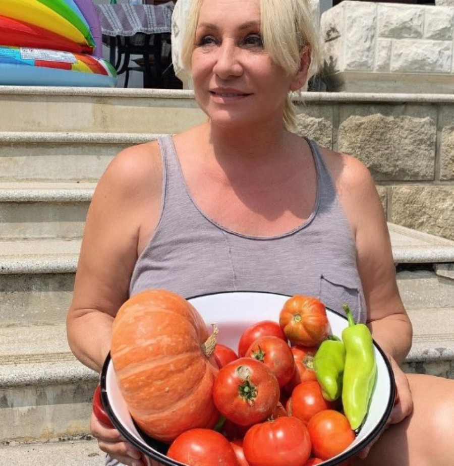 (FOTO) ZAVIRITE U ŠPAJZ VESNE ZMIJANAC Za vrijednu pjevačicu nema zime: Ko još sa estrade može da joj izađe na crtu