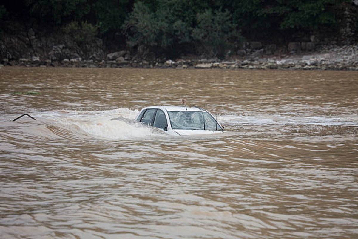 (FOTO) JEZIVA SAOBRAĆAJKA Automobil se prevrnuo i ostao zaglavljen u vodi