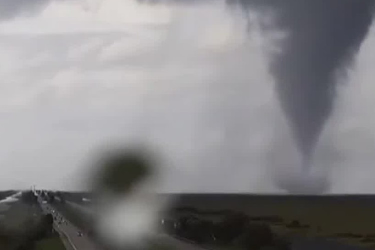 (VIDEO) TRKA VOZILA I TORNADA Apokaliptična scena na auto-putu na Floridi, Milton kosi sve pred sobom