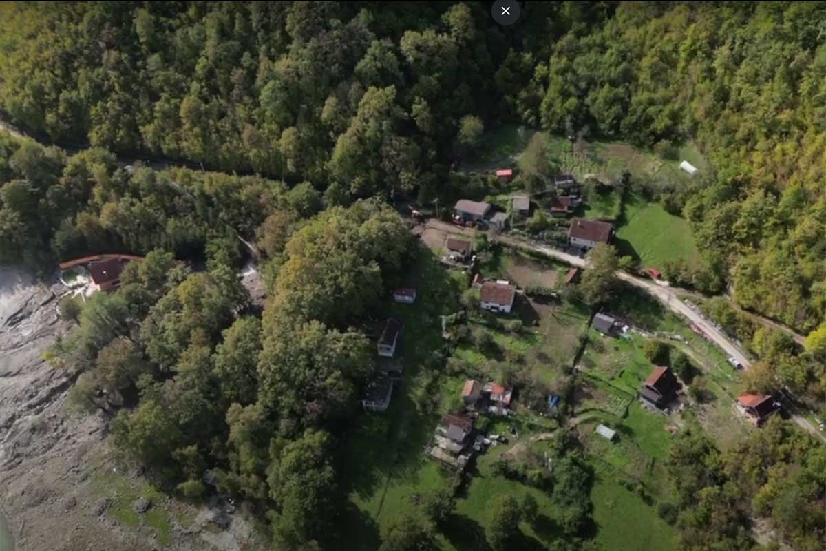 (VIDEO) SELO KOD JABLANICE JOŠ ODSJEČENO Jedini put čamcima ili pješke kroz šumu