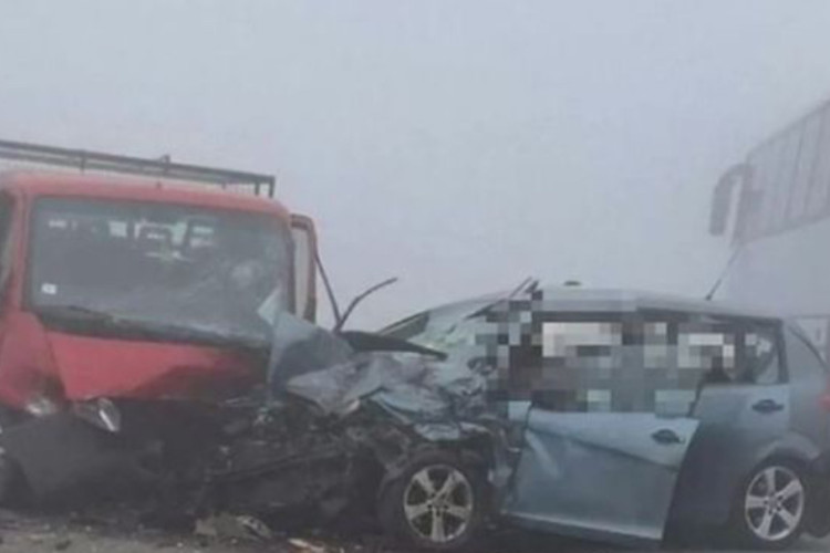 STRAVIČNA NESREĆA Sudar autobusa i dva vozila