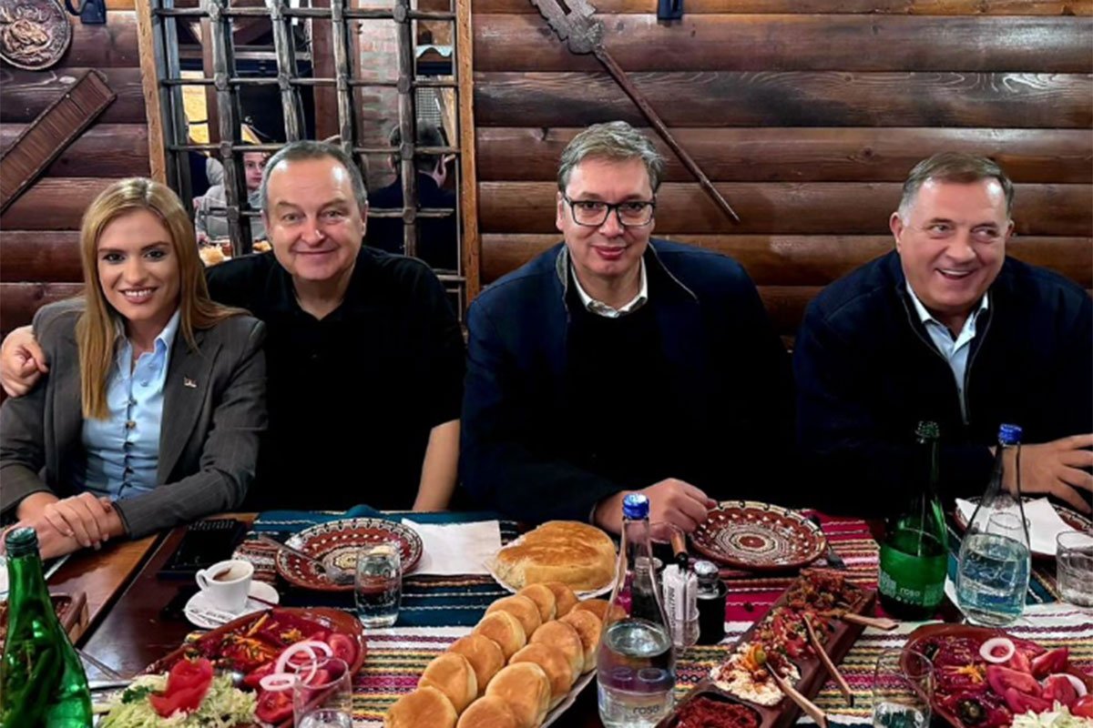 "MI ĆE SAVLADAMO OVU SPRŽU..." Vučić objavio fotografiju sa "visinskih priprema"