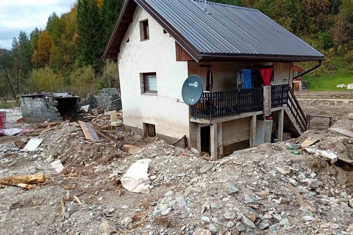 (FOTO) OGROMNA MATERIJALNA ŠTETA Pogledajte prizore iz fojničkih sela nakon katastrofalnih poplava