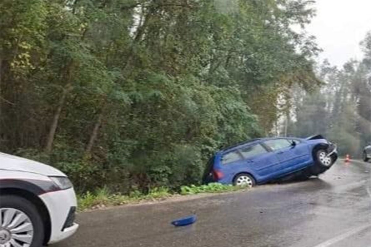 VOZILO ZAVRŠILO U KANALU Troje povrijeđeno u sudaru