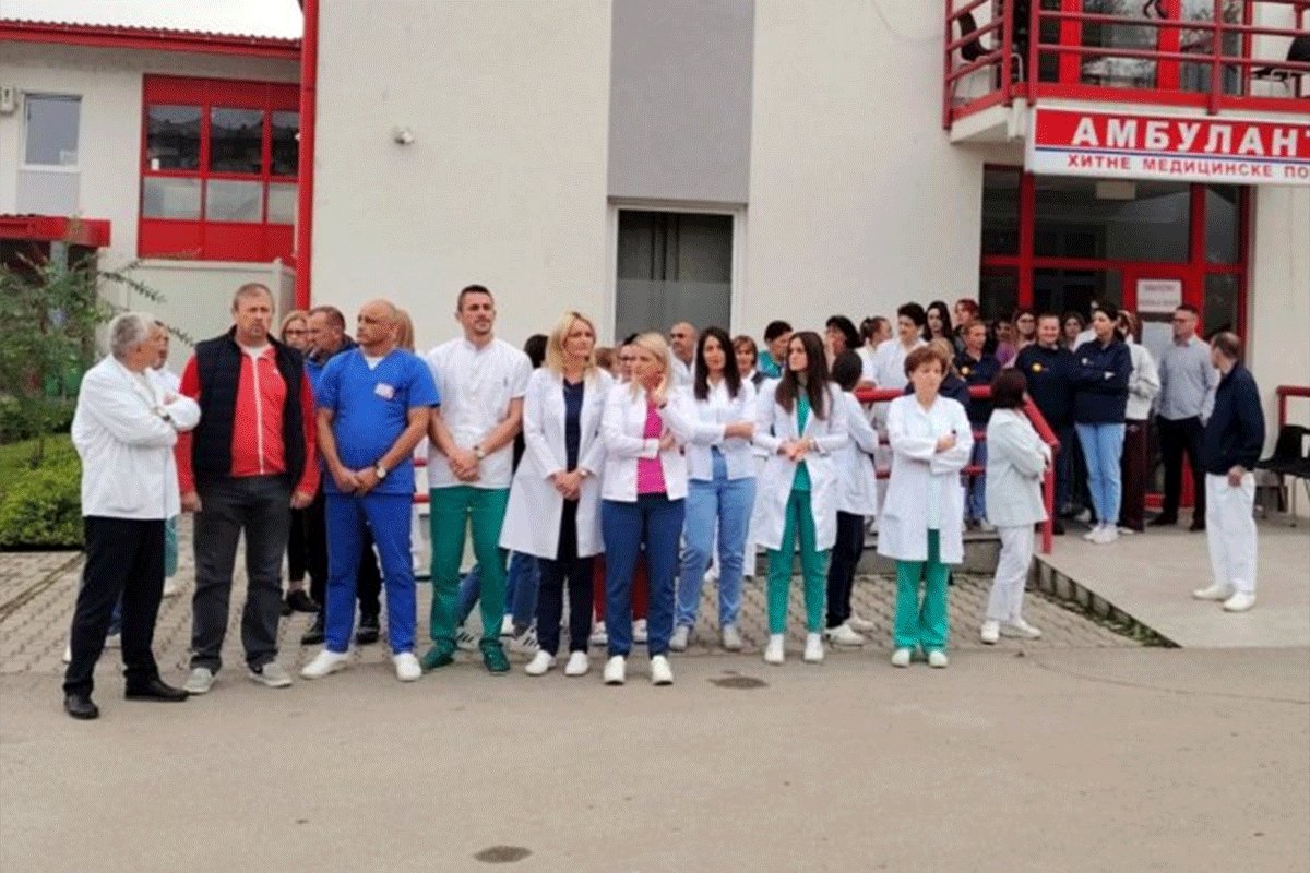 PODRŠKA PRETUČENOJ DOKTORICI Protest radnika Doma zdravlja Bratunac