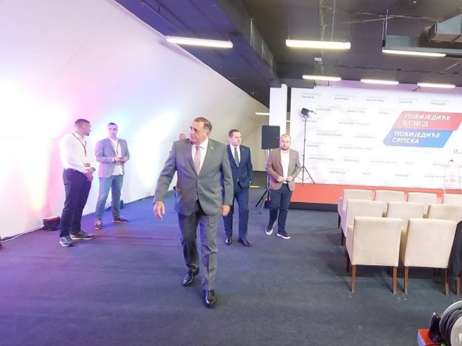 63 KANDIDATA ZA GRADONAČELNIKE I NAČELNIKE Predsjednik SNSD Milorad Dodik stigao u Centralni izborni štab