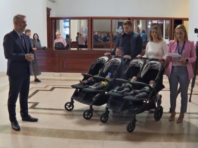JAVNI FOND ZA DJEČIJU ZAŠTITU SRPSKE Porodicama trojki i četvorki uručeni poklon vaučeri