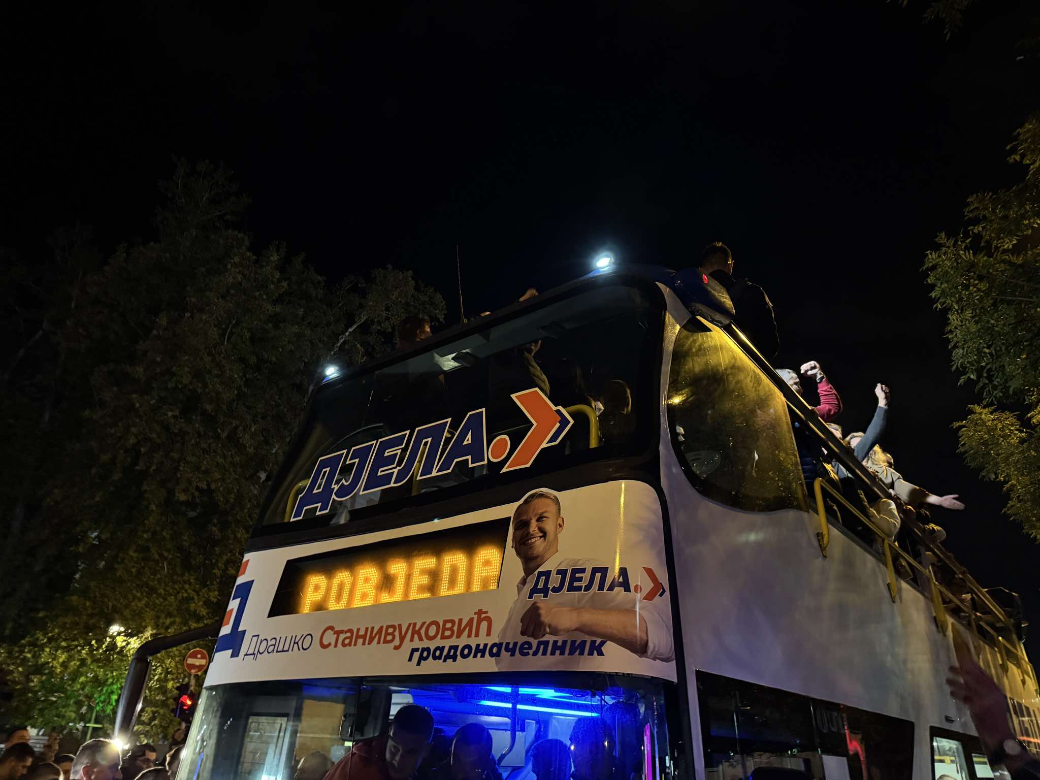 (FOTO/VIDEO) TRG KRAJINE GORI OD SLAVLJA! Stanivukovićeva pobjednička parada: Došao u autobusu, trube i trobojke na ulicama