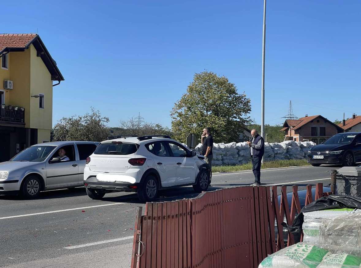 (FOTO) UDES U TUNJICAMA Sudarila se dva automobila, saobraćaj usporen