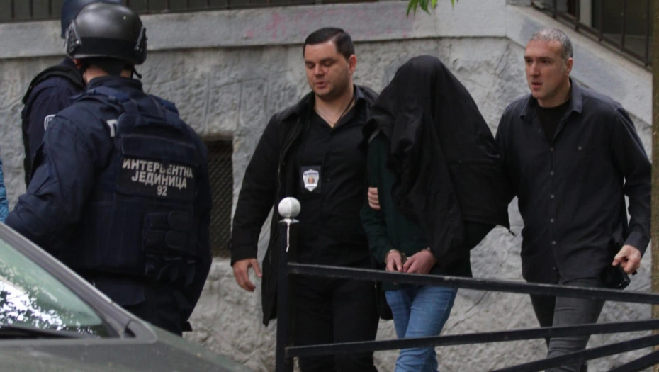 DJEČAK UBICA STIGAO U SUD Opsadno stanje, žandarmi sa puškama obezbjeđuju suđenje