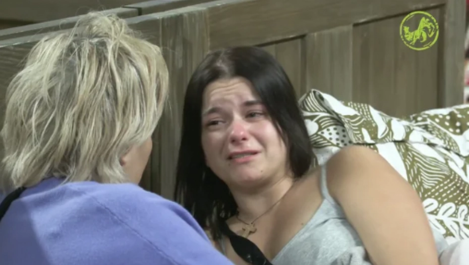 "OČUH JE HTIO DA SPAVA SA MNOM" Učesnica Farme otvorila dušu o teškom djetinjstvu, pa otkrila koja pjevačica je usvojila