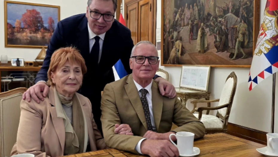 VUČIĆ PODIJELIO SLIKU SA RODITELJIMA Poslao jasnu poruku onima koji su mu napali majku: Za mene su njihove porodice svetinja u koju nikada neću da diram!