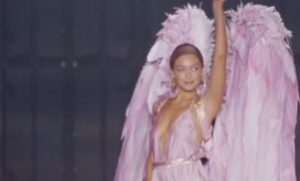 (VIDEO) SRPSKI DIZAJNER KREIRAO KRILA ZA REVIJU VICTORIA'S SECRET Zbog njega su svi gledali u Điđi Hadid