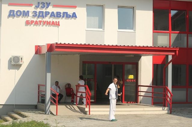 PRETUKAO JE PACIJENT Protest radnika Doma zdravlja Bratunac u znak podrške pretučenoj doktorici