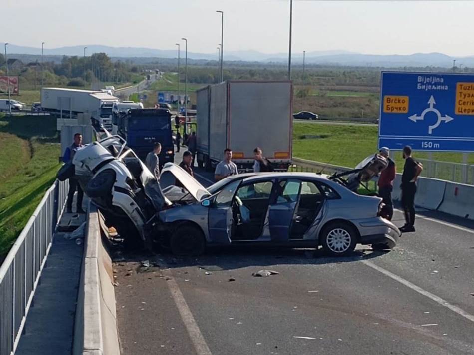 JEDNO VOZILO ZAVRŠILO NA OGRADI Sudarila se dva automobila na obilaznici kod Brčkog