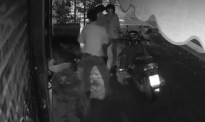 (UZNEMIRUJUĆI VIDEO) IMAO JE NAJMANJE 20 UBODA Kinez ubio Italijana makazama u predgrađu Milana
