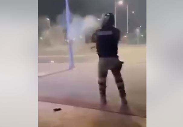 (VIDEO) JEZI SNIMAK SUKOBA U MOSTARU Policija bacila suzavac kako bi spriječila opšti haos