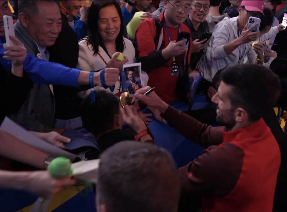 (VIDEO) NOLE DOBIO NAJLJEPŠE IZNENAĐENJE NAKON POBJEDE Tenisera oduševio fan neobičnim postupkom