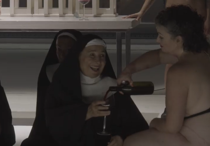 (VIDEO) DA LI BISTE JE VI ODGLEDALI? Ljudima pozlilo tokom izvođenja eksplicitne opere