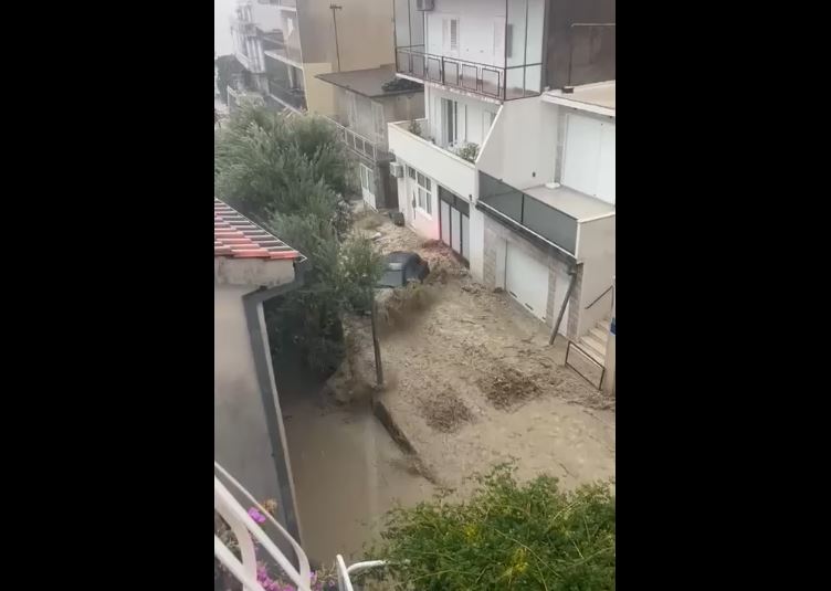 (VIDEO) BUJICA NOSILA SVE PRED SOBOM Stravične poplave i na području Makarske rivijere