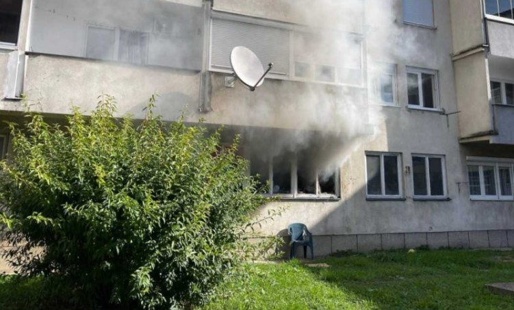(VIDEO) DRAMA U GRADIŠCI Izbio požar u stanu, crni dim kuljao kroz prozore