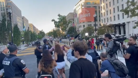 (UZNEMIRUJUĆI VIDEO) PREDSTAVIO SE KAO NOVINAR Na protestu za Palestinu: Muškarac se zapalio u blizini Bijele kuće