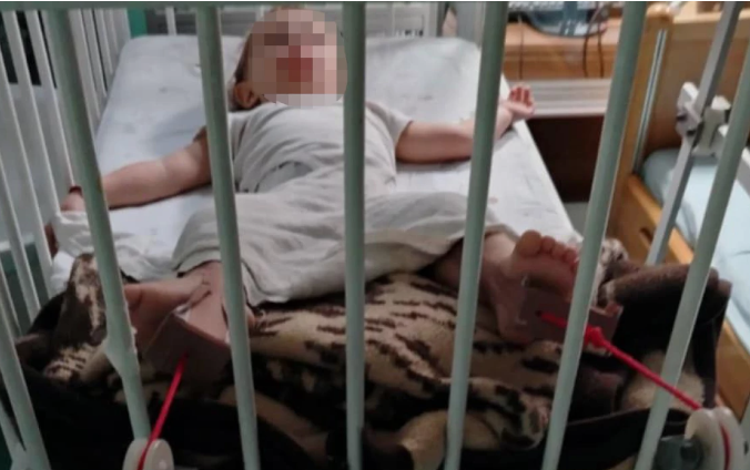 POTRESNA FOTOGRAFIJA IZ BOLNICE Ovo je beba koju je u Batajnici pokosio bahati vozač: Malenu su morali da vežu za krevet
